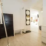 Cozy Apartment Near Old Town - Free Parking *