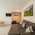 Cozy Apartment Near Old Town - Free Parking Apartment