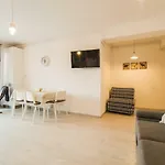 Cozy Apartment Near Old Town - Free Parking Apartment